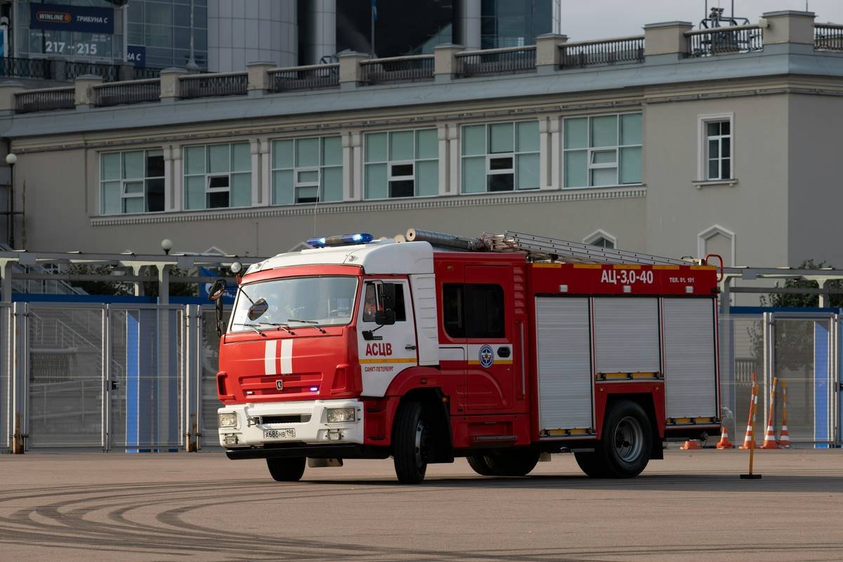 Infographic showing average roadside service limits across major credit cards