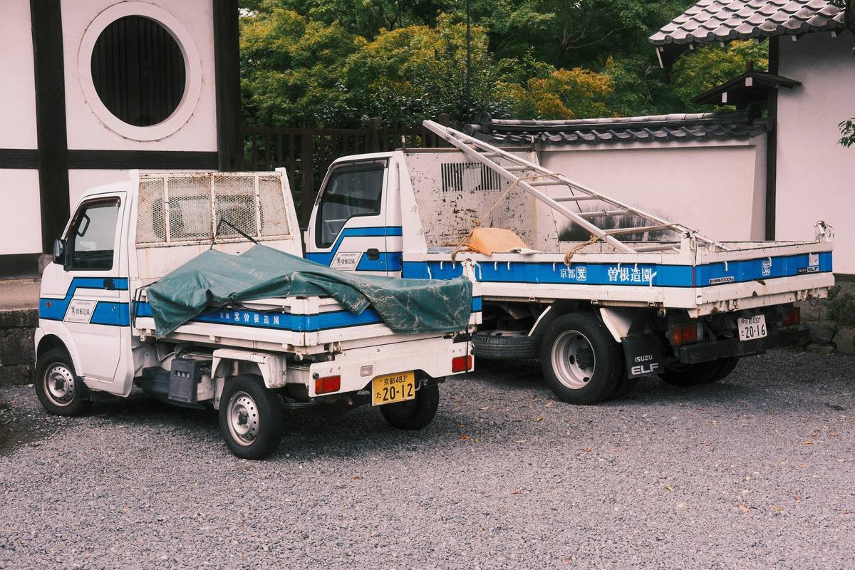 Infographic showing average towing costs vs credit card coverage