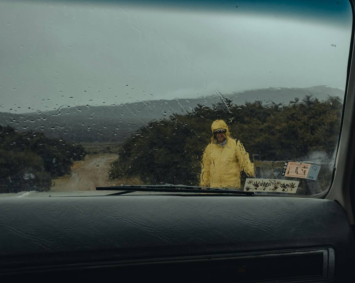 Infographic showing the benefits of a towing card service, including 24/7 roadside assistance, affordable rates, and peace of mind.